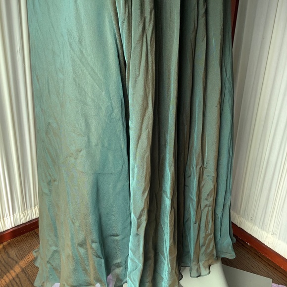 Carmen Marc Valvo 100% Silk Shimmering Green Long Evening Dress Y2K Size 4 - Picture 5 of 15